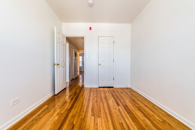 Building Photo - 404 School St