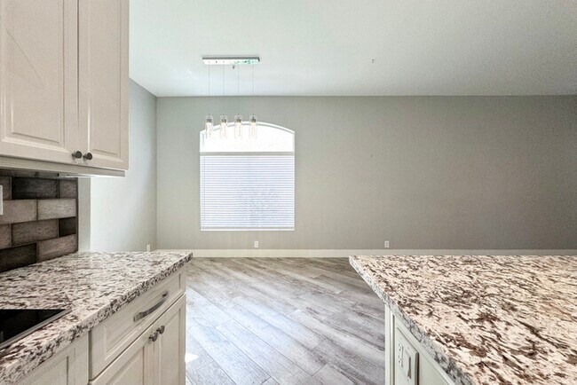 Building Photo - 3Bed/2.5 Ba House in Gated Community in No...