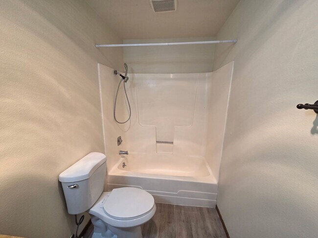 Building Photo - 2 Bed/1 Bath Apartment in NE Bend - Wichita Way