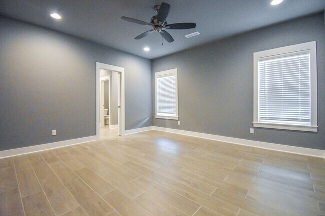 Building Photo - Luxurious 4 Bedroom, 3.5 Bathroom Home In Fayetteville, AR