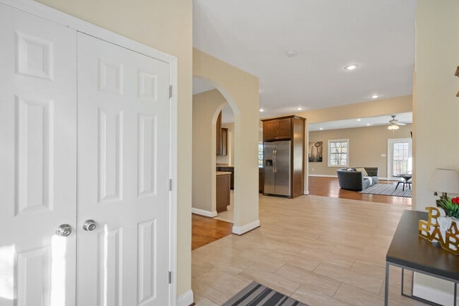 Building Photo - 800 S Washington St