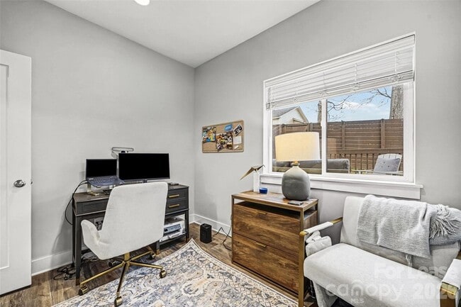 Building Photo - 840 E 18th St