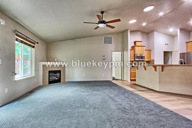 Building Photo - 3 Bed, 2 Bath : A GREAT Multi-Generational Home