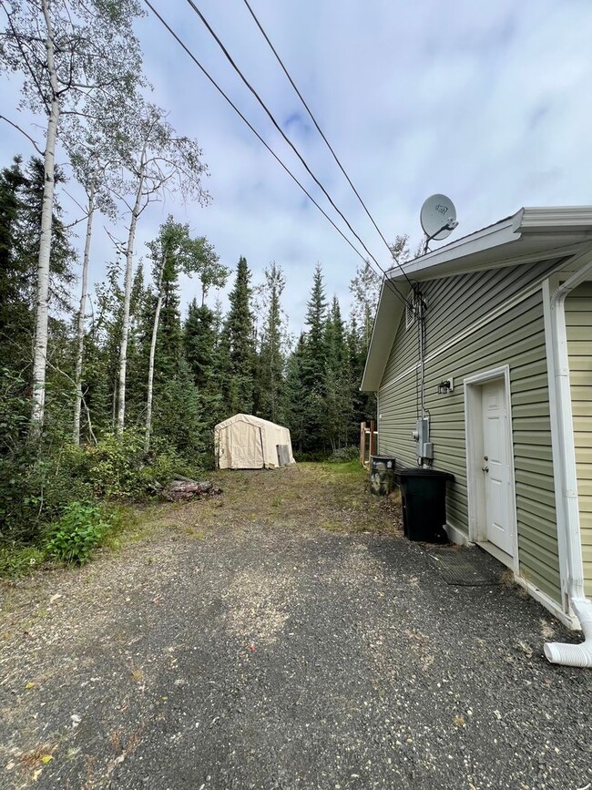 Building Photo - 3-Bedroom Home in North Pole / 2 Car Garag...
