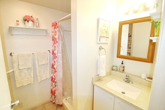 Building Photo - F-104 Kihei Shores Furnished 2 bed/2 full ...