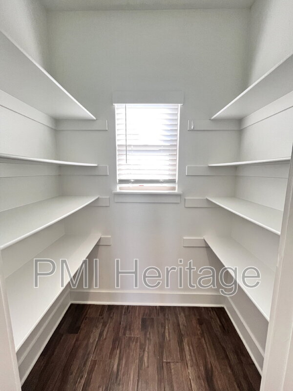 Building Photo - 557 Rossi St