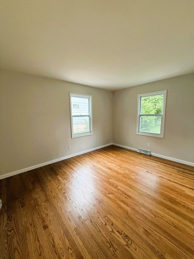 Building Photo - Fully Rehabbed 3 bedroom, 1 bathroom Renta...