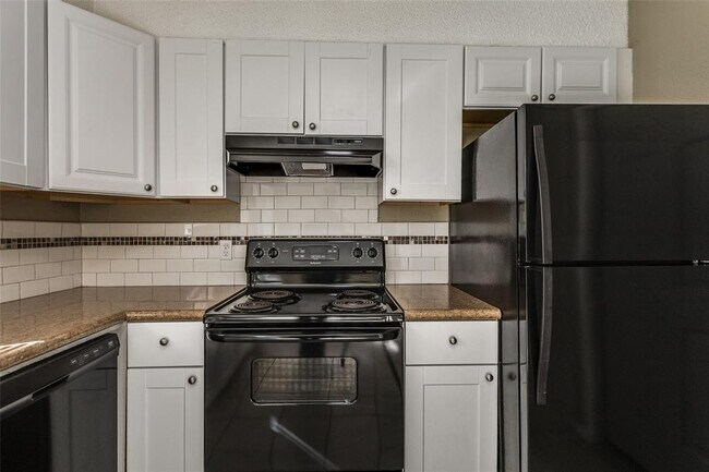 Building Photo - 645 Lloyd Ave