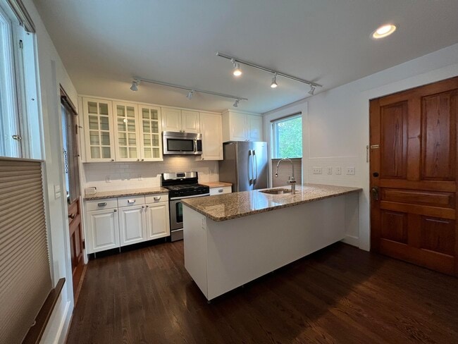 Building Photo - 310 2nd St