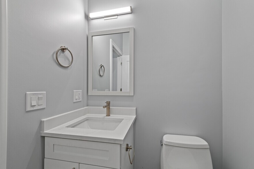 Building Photo - 1349 N Noble St