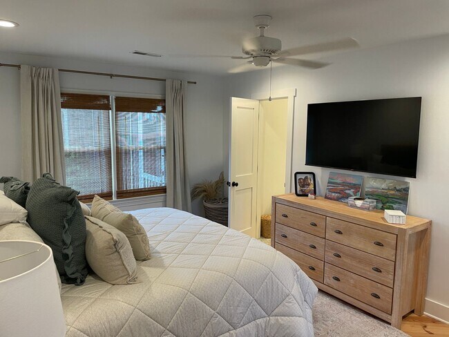 Building Photo - Old Village Cottage - 1.5 Blocks to Pitt Street Bridge