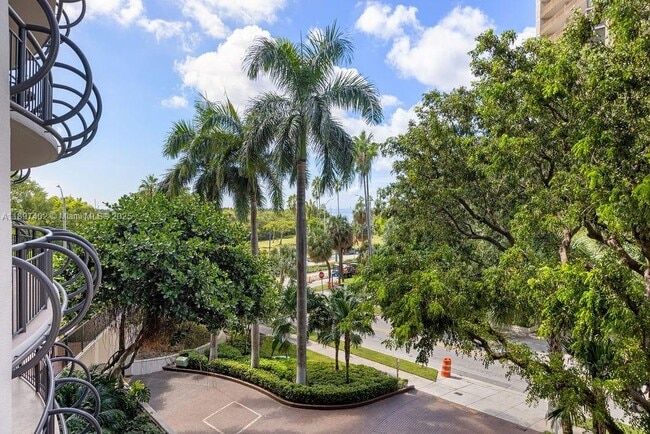 Building Photo - 2843 S Bayshore Dr