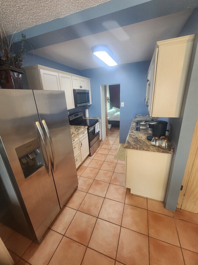 Building Photo - 622 10th Ave N