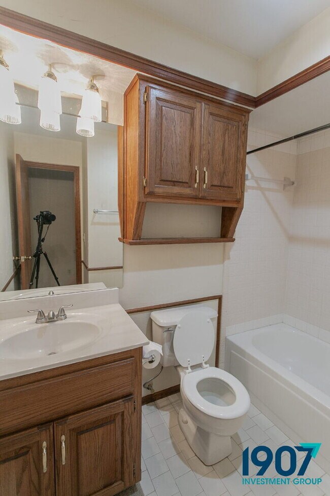 Building Photo - Three-Bedroom Home in Moore Schools