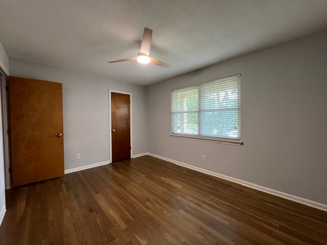 Building Photo - 1002 Willow Dr