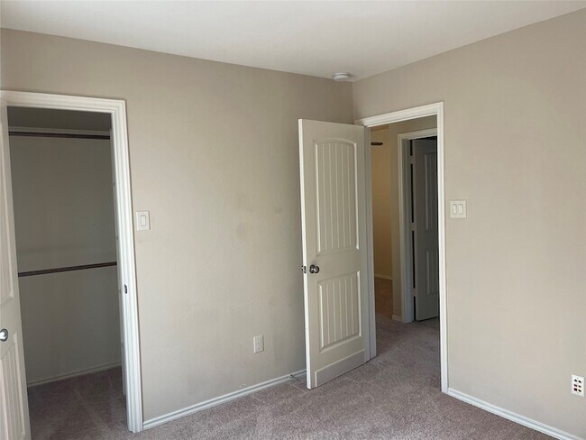 Building Photo - 6422 Stoney Creek Dr