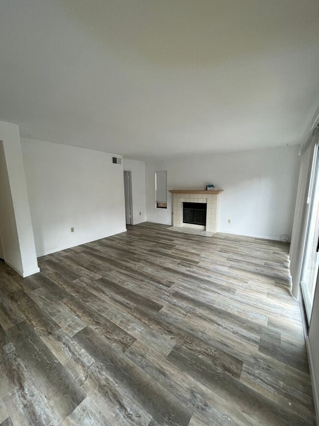 Building Photo - Absolutely stunning remodeled 3 bedroom 2 and half bathroom home in the heart of Mira Mesa!