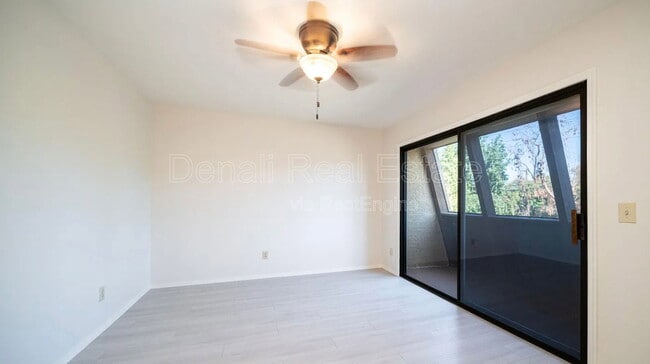 Building Photo - 1329 S Mitchell Dr