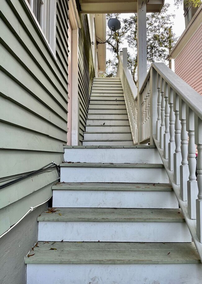 Building Photo - Available 7/20. Great 1BR/1BA Available in Downtown Charleston!