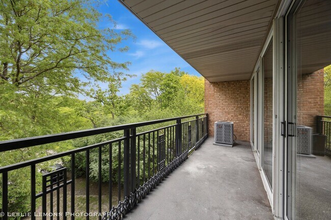 Building Photo - 5950 Oakwood Dr