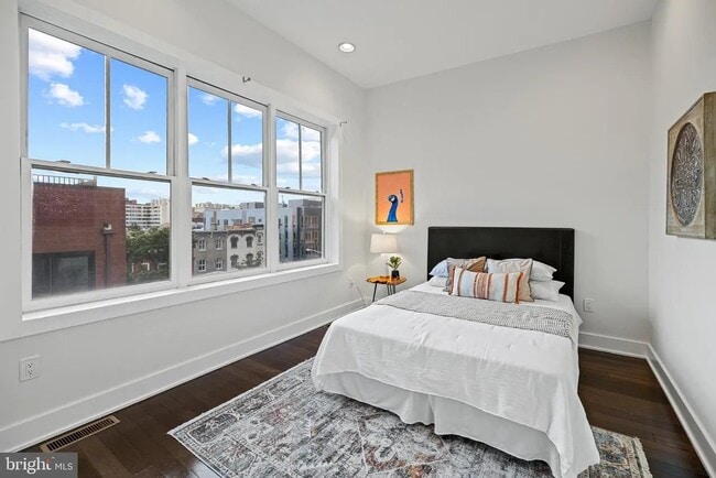 Building Photo - 907 N St NW