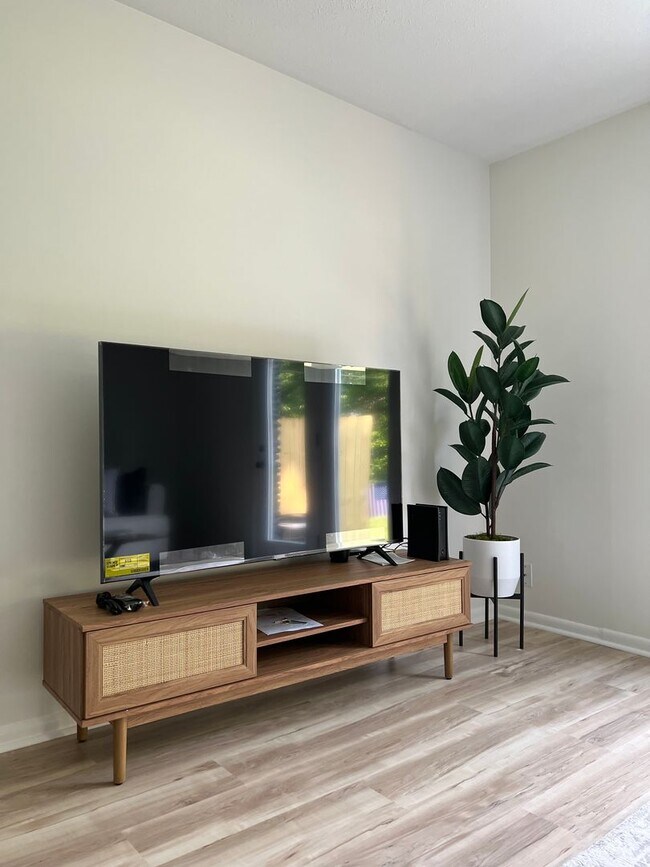 Building Photo - Fully Furnished Mid Term Near Shelbyville Country Club!