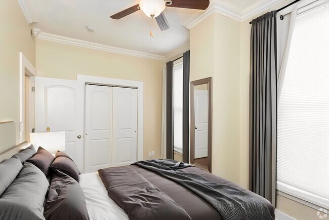Building Photo - 3 bedroom, 2 bath apartment located in the...