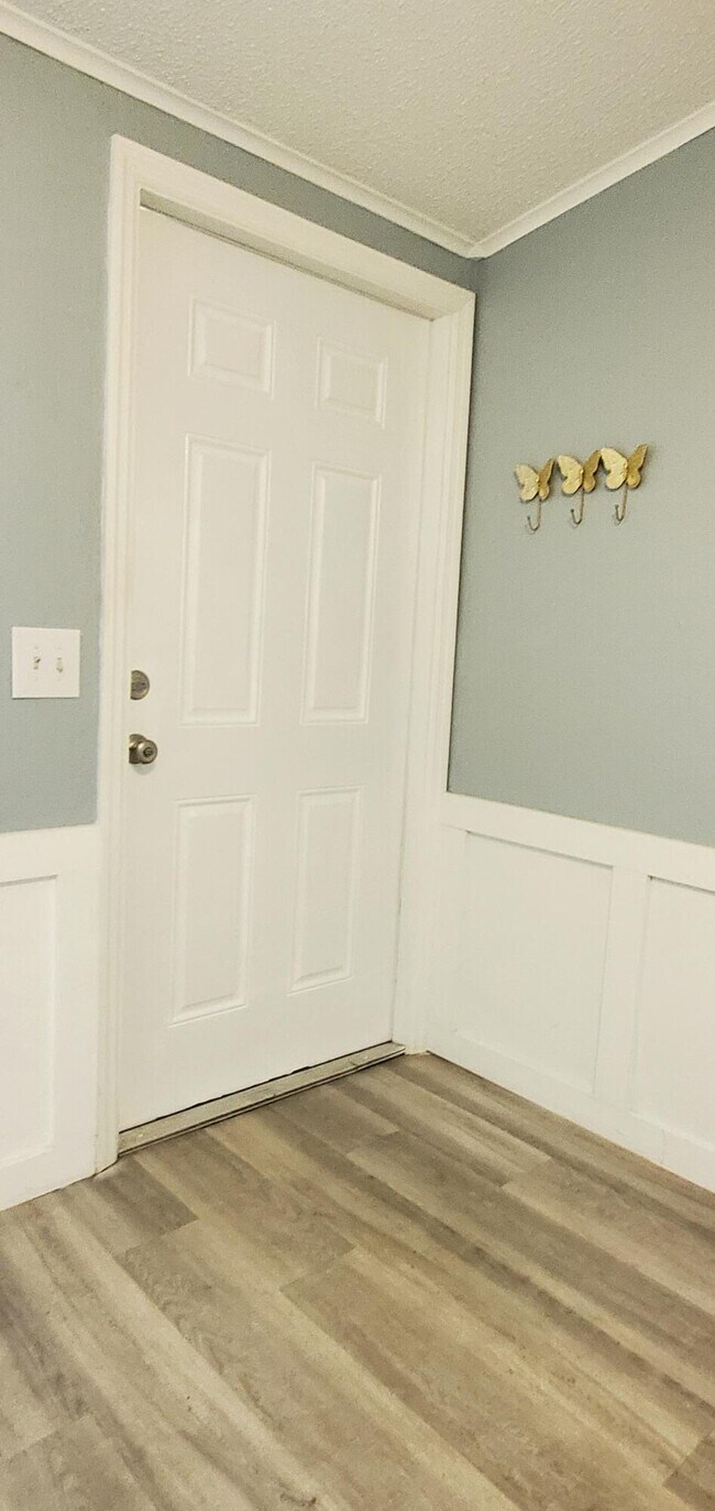 Building Photo - 560 7th Pl