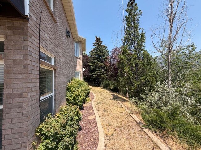 Building Photo - Spacious 4 Bed, 5 Bath Home with 3-Car Garage in Layton!