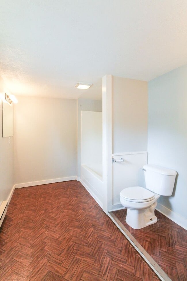 Building Photo - 4 bed, 2 bath Home- Close to Local Shops and Restaurants