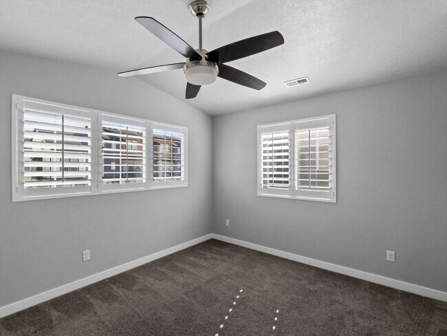 Building Photo - Stunning Bluffdale Home