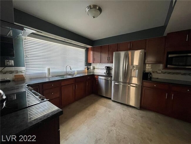 Building Photo - FULLY FURNISHED! & Recently renovated mid-term in downtown - close to arts district