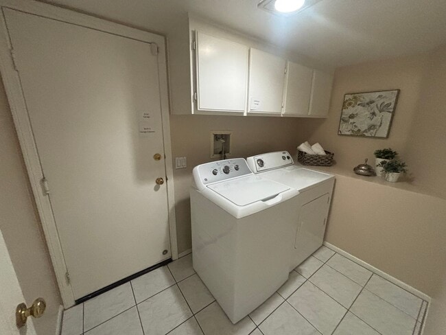 Building Photo - Spacious 4-Bedroom Home in Valencia's Nort...