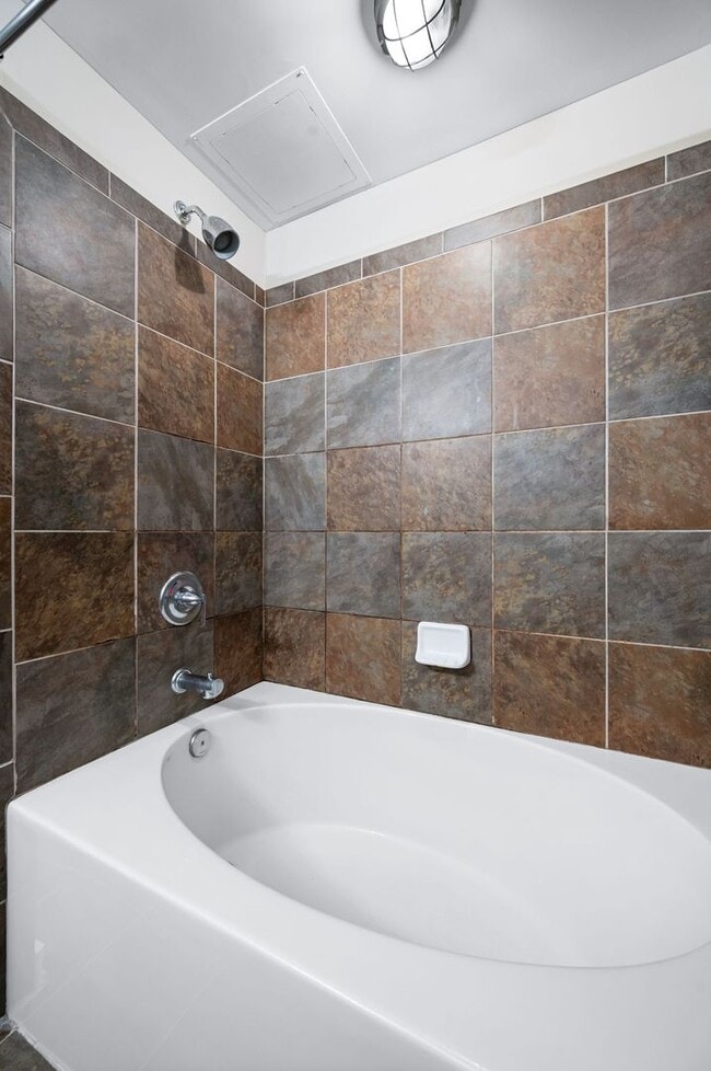 Building Photo - Spacious 3BR/2BA end unit at Bristol West ...
