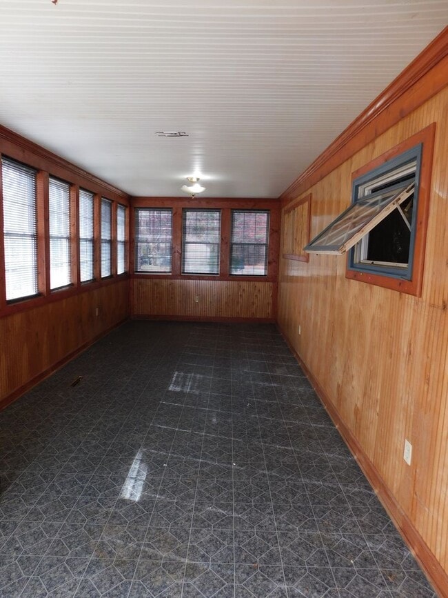 Building Photo - 240 Dogwood Dr