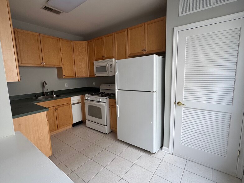 Building Photo - 200 Dey St