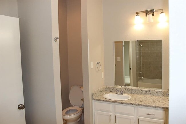 Building Photo - 2208 Quiet Wood Dr