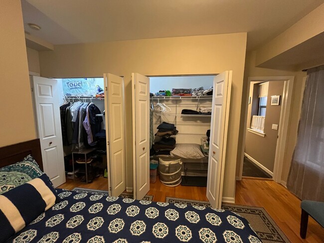 Building Photo - Warm Vintage Jumbo 2BR 2Bth w fireplace an...