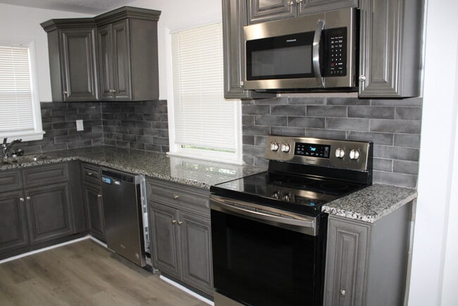 Building Photo - Beautiful 4 bedrooms and 1 bath home located on Freeman Ave in Kansas City, KS