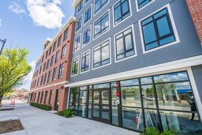 Primary Photo - 917 Bennington St