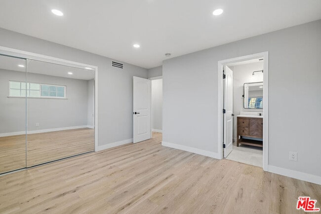 Building Photo - 10557 Reseda Blvd