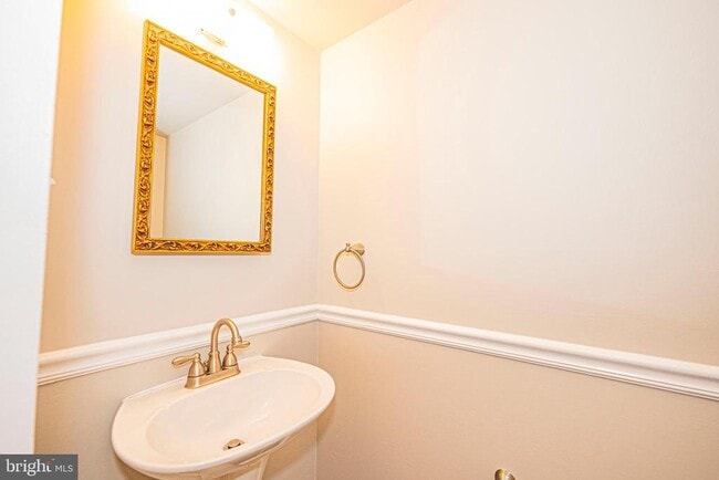 Building Photo - 29 Longmeadow Dr