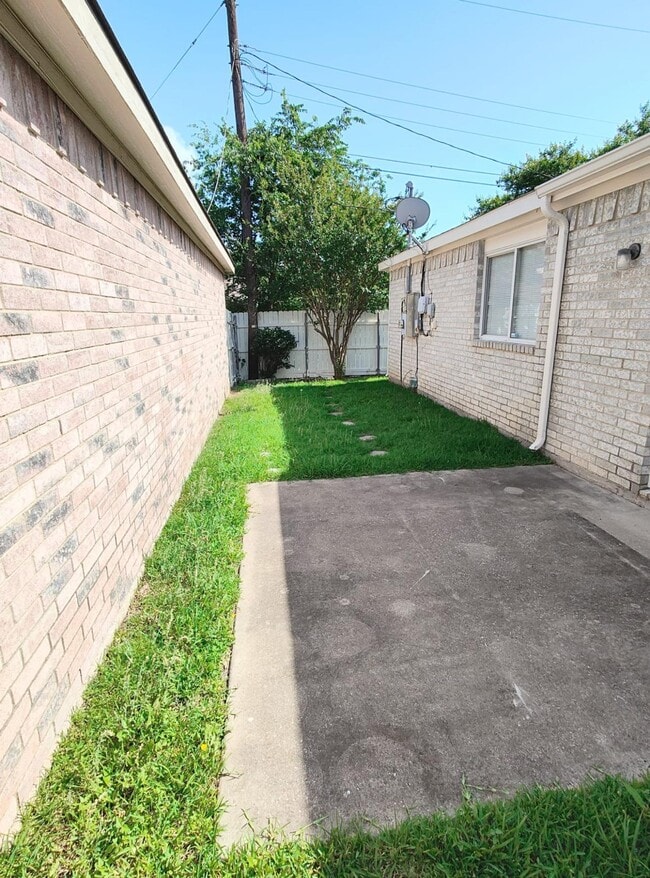 Building Photo - 104 Tarango Ln