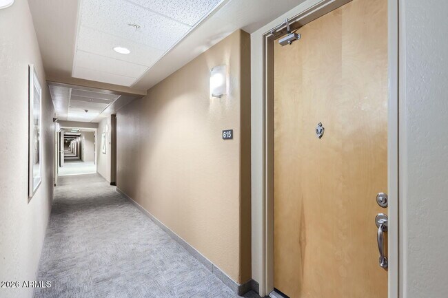 Building Photo - 17 W Vernon Ave