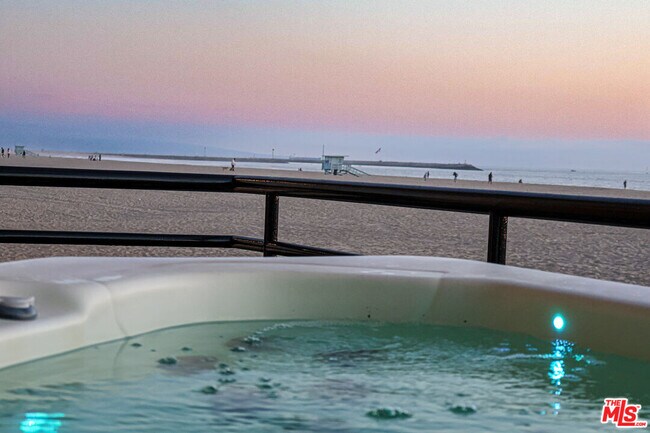 Building Photo - 3505 Ocean Front Walk