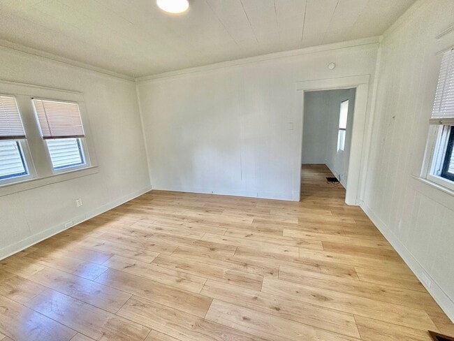 Building Photo - Churchill Downs Area - 1 bedroom shotgun house, pets okay!