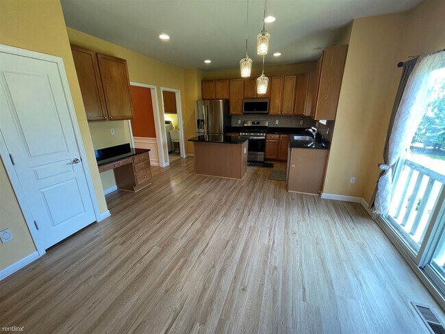 Building Photo - 4 br, 2.5 bath House - 45101 Bartlett Dr