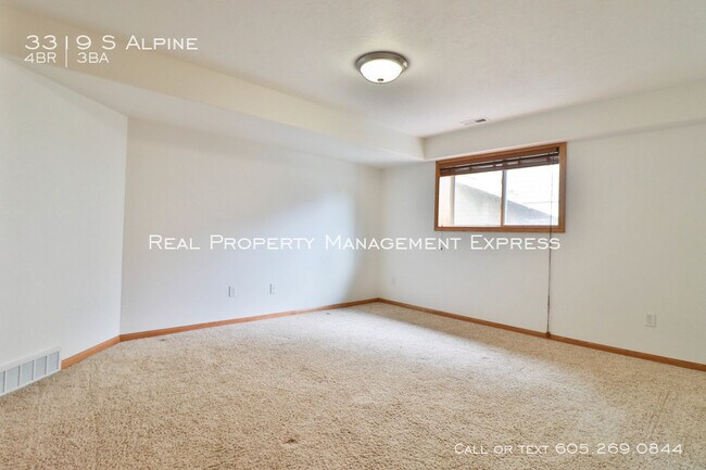 Building Photo - Perfect 4 bedroom 3 bathroom home 2200 sq ft!