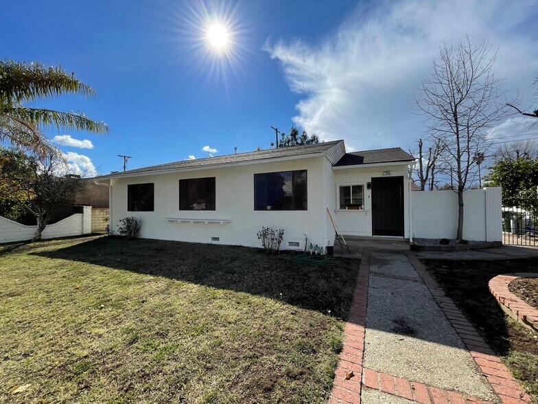 Building Photo - 7359 Amestoy Ave