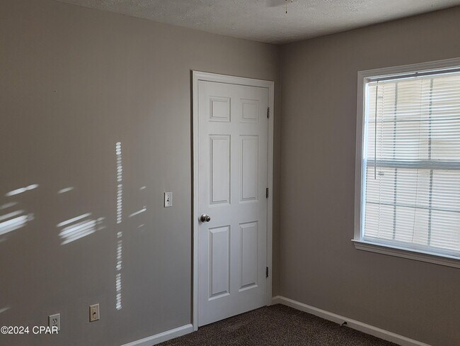 Building Photo - 5432 Sunset Ave